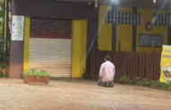 Proprietário faz orações em frente a padaria em crise