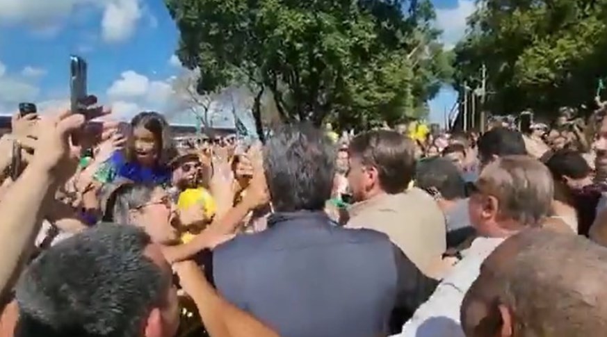 Bolsonaro desembarca para AGRISHOW e é OVACIONADO por impressionante multidão; VÍDEO!