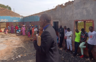Cristãos louvam a Deus dentro de igreja queimada na Nigéria