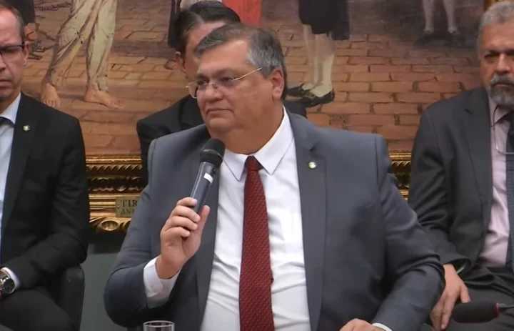 Deputado pede explicações de Dino sobre prisão de Mauro Cid