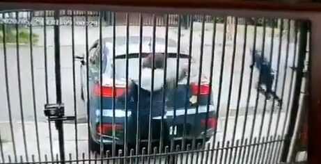 Mulher armada evita assalto e atira contra bandidos (veja o vídeo)