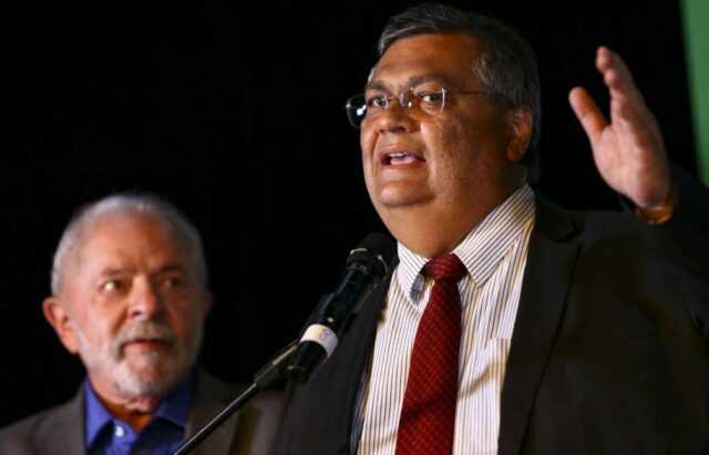 Lula quer tirar do Exército o controle de CACs e dar à PF, subordinada a Dino