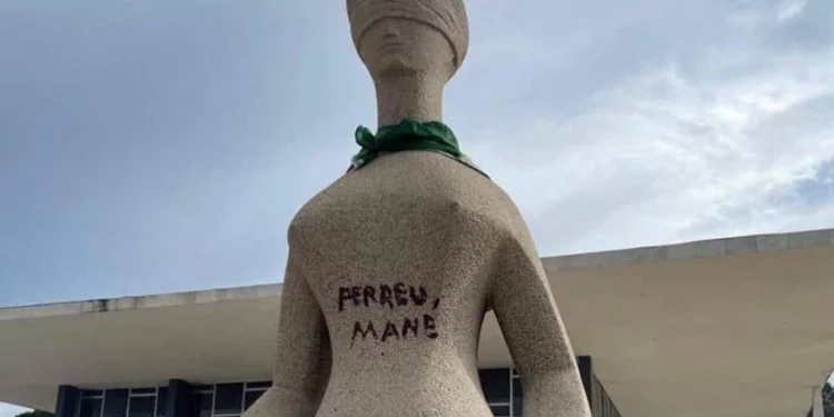 STF forma maioria para derrubar revista íntima em presídios