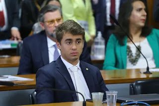 Nikolas Ferreira rebate petistas na CPMI e é aplaudido