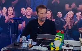 Emílio Surita disse que voltou ao programa hoje para “dar satisfação” ao público: ‘Farei tratamento, mas estou bem’