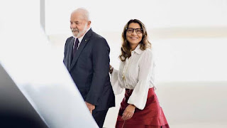 MUNDO: JANJA QUEBRA PROTOCOLO E DEIXA LULA PARA TRÁS AO DESEMBARCAR DE AVIÃO PRESIDENCIAL