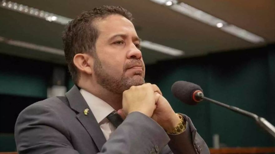 Janones é checado por próprio veículo de esquerda que Comprova fake news do Deputado sobre cartão de vacina de Bolsonaro