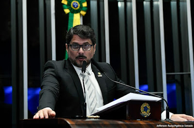 Marcos do Val amassa intimação de Moraes e chama o papel de ‘lixo’; vídeo