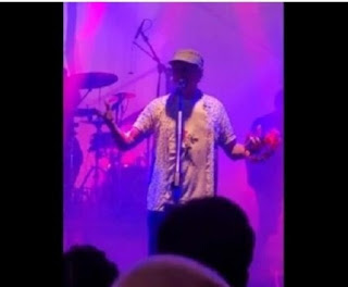 BRASIL: CANTOR LULISTA SE IRRITA AO SER QUESTIONADO SOBRE LEI ROUANET EM SEU SHOW E TENTA INTIMIDAR ESPECTADOR