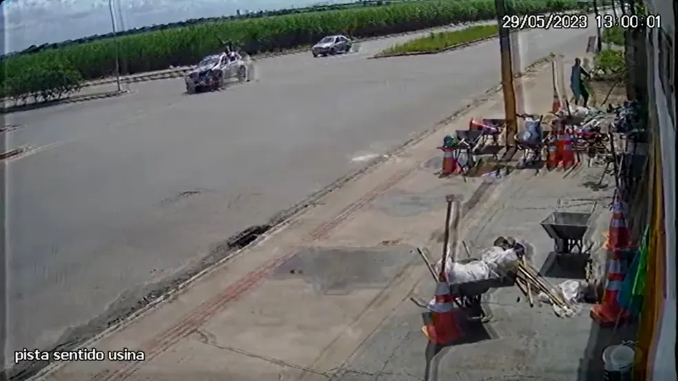 Motociclista é arremessado ao bater em carro no Benedito Bentes, em Maceió