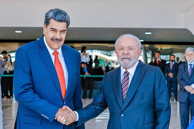 Jornal uruguaio, sobre afago de Lula a Maduro: ‘Estratégia que leva ao fracasso’