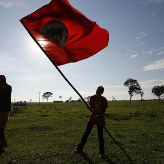 BRASIL: DEPUTADOS DA CPI DO MST CHEGAM DE SURPRESA EM ACAMPAMENTO DO MST E FAZEM DESCOBERTA COMPROMETEDORA