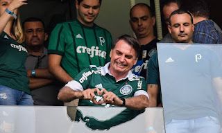 BRASIL: BOLSONARO É TIETADO POR TORCEDORES EM JOGO DO PALMEIRAS