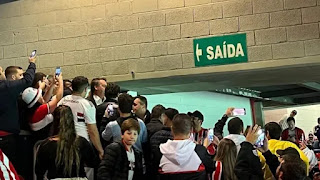 BRASIL: BOLSONARO VAI A ESTÁDIO E É OVACIONADO POR TORCEDORES