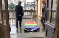 Veja o momento em que funcionários da Prefeitura retiram bandeiras LGBT do Teatro Municipal; VEJA VÍDEO