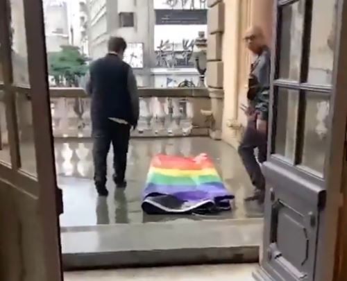 Veja o momento em que funcionários da Prefeitura retiram bandeiras LGBT do Teatro Municipal; VEJA VÍDEO