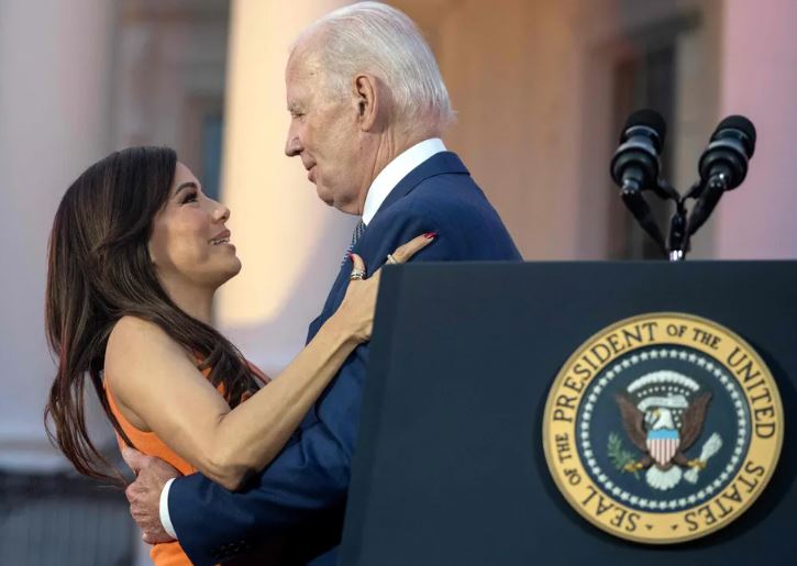 Suposta ‘mão boba’ de Joe Biden ao abraçar atriz viraliza entre internautas; VEJA VÍDEO