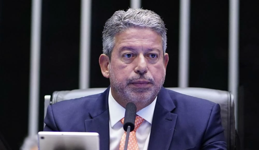 Lira demite assessor investigado em compra de kits de robótica