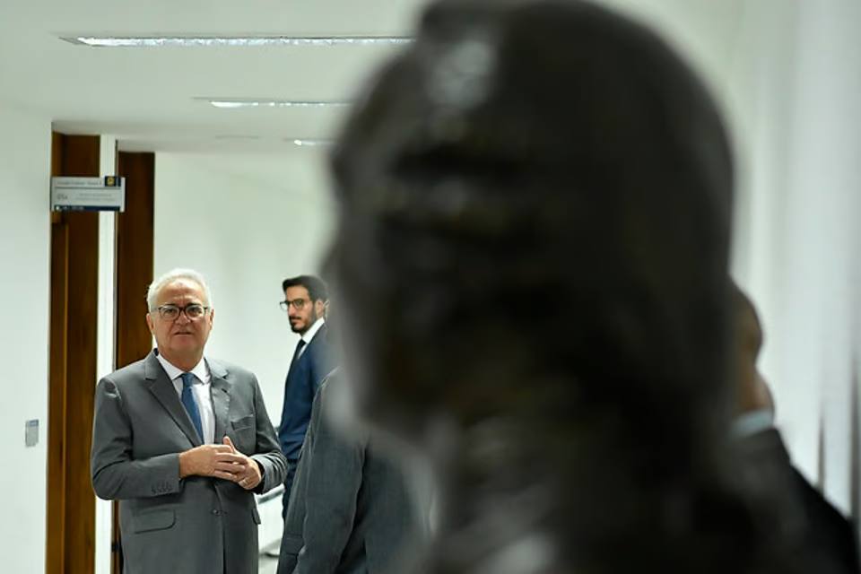 Lula chama Renan e grupo de senadores para conversa no Planalto