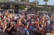 “Volta Bolsonaro” : Ex presidente passeia por litoral de SP e causa tumulto e admiração; VEJA VÍDEO