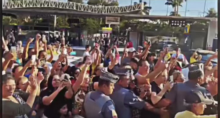 “Volta Bolsonaro” : Ex presidente passeia por litoral de SP e causa tumulto e admiração; VEJA VÍDEO