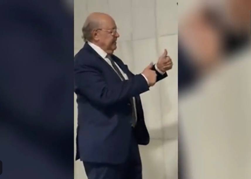 Deputado que assumiu mandato de Deltan Dallagnol conversa com estátua, VEJA VÍDEO