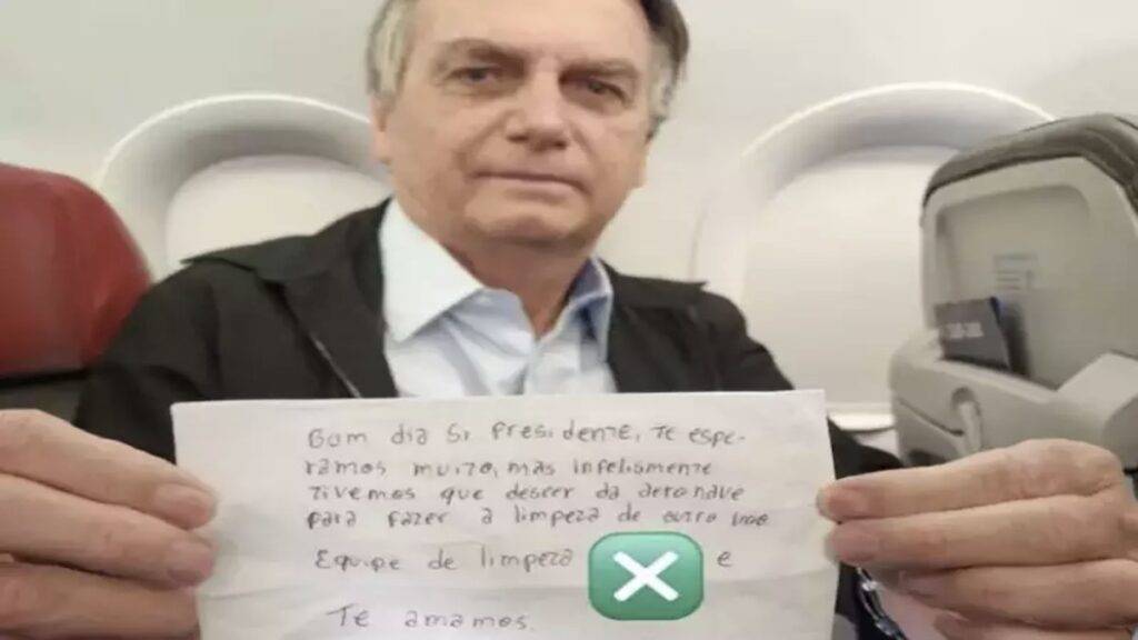 Bolsonaro recebe bilhete carinhoso da equipe de limpeza em avião: “Te esperamos muito”