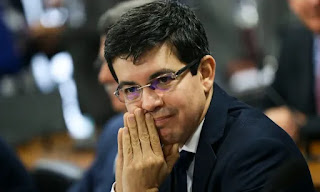 BRASIL: RANDOLFE LÊ TEXTO ERRADO E FAZ PERGUNTA SEM SENTIDO A DEPOENTE EM CPMI