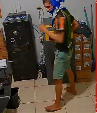 Homem invade lotérica por buraco de parede e foge roubando monitor de segurança em Maceió