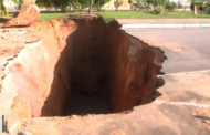 Galeria pluvial embaixo de condomínio em que crateras se abriram em Satuba, AL, começa a ser desobstruída