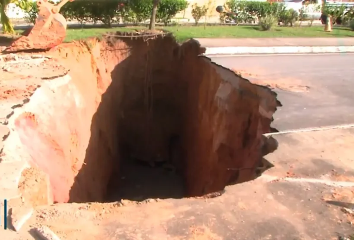 Galeria pluvial embaixo de condomínio em que crateras se abriram em Satuba, AL, começa a ser desobstruída