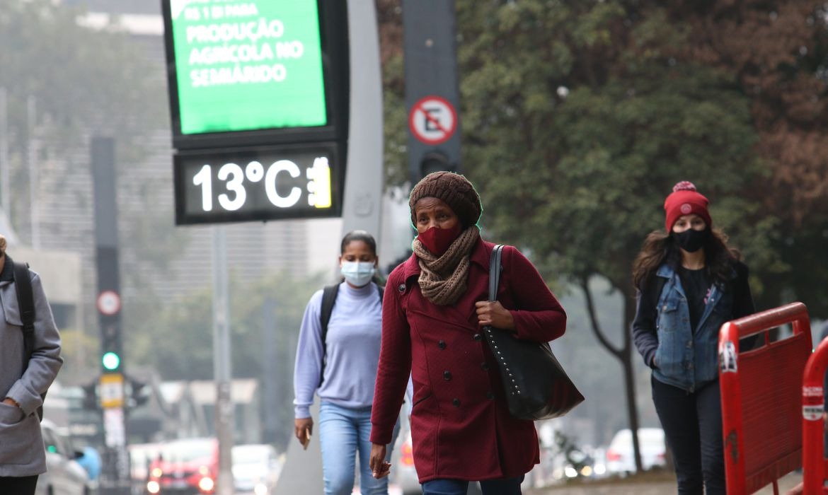 Primeira grande massa de ar frio do inverno avança para o Brasil; Veja regiões afetadas