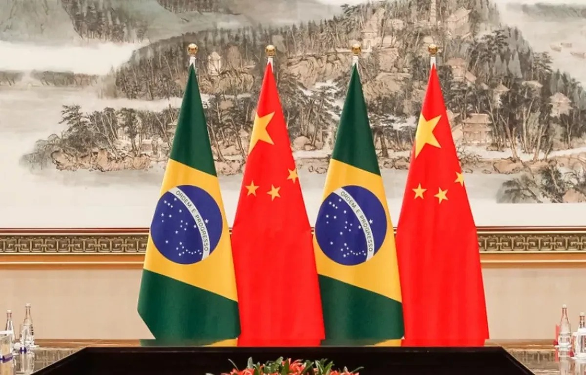 China tem interesse escuso no Brasil: “podem usar para roubar segredos”, diz jornal