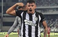 Botafogo vence Fortaleza com show de Tiquinho e segue líder do Brasileirão