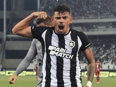 Botafogo vence Fortaleza com show de Tiquinho e segue líder do Brasileirão