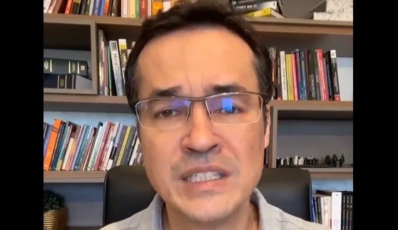 Para frear “vingança”, Feliciano sugere a Deltan fugir do país