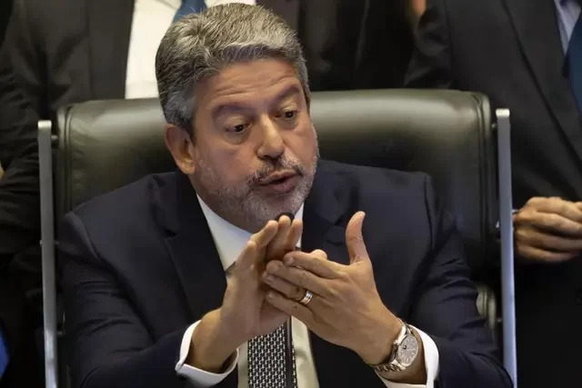 Lira pede a Rui Costa que consórcio do Centrão assuma Ministério da Saúde
