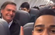BRASIL: BOLSONARO É OVACIONADO POR PASSAGEIROS EM AVIÃO COMERCIAL