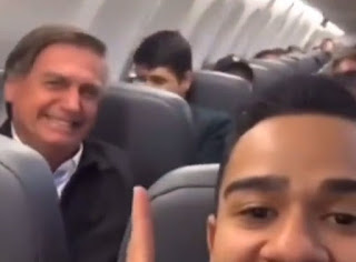 BRASIL: BOLSONARO É OVACIONADO POR PASSAGEIROS EM AVIÃO COMERCIAL