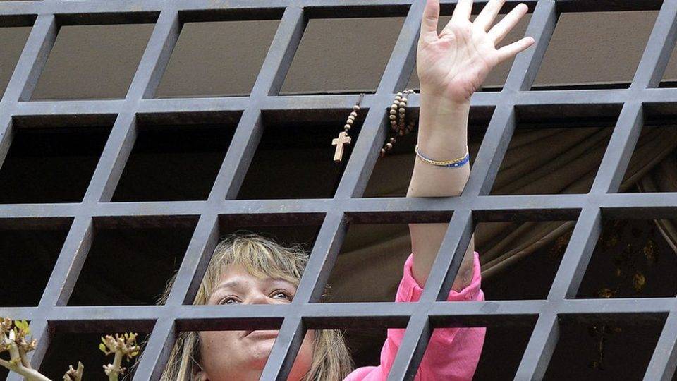 De juíza a presidiária: a história de María Lourdes Afiuni, condenada e violentada por desafiar Hugo Chávez  Leia mais em: https://www.gazetadopovo.com.br/mundo/de-juiza-a-presidiaria-a-historia-de-maria-lourdes-afiuni-condenada-e-violentada-por-desafiar-hugo-chavez/  Copyright © 2023, Gazeta do Povo. Todos os direitos reservados.