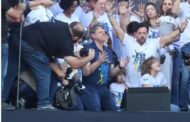 Ovacionado na Marcha, Tarcísio ajoelha, ora e pede bênçãos a São Paulo