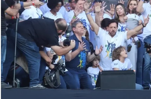Ovacionado na Marcha, Tarcísio ajoelha, ora e pede bênçãos a São Paulo