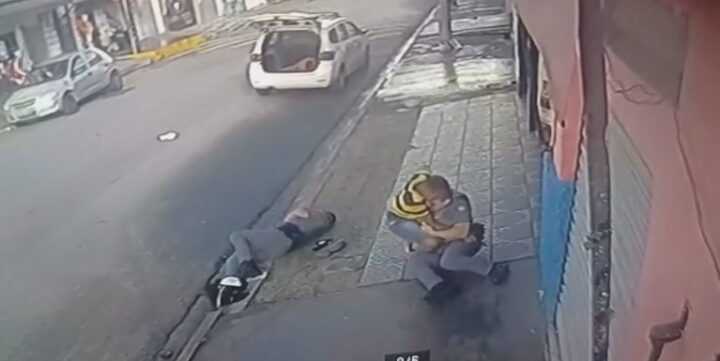 Ladrão desarma policial e atira contra PMs (veja o vídeo)