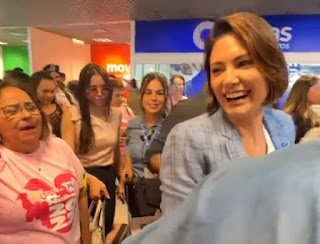 BRASIL: MICHELLE BOLSONARO É OVACIONADA POR MULTIDÃO AO DESEMBARCAR EM AEROPORTO