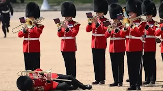 MUNDO: GUARDAS REAIS DESMAIAM EM LONDRES