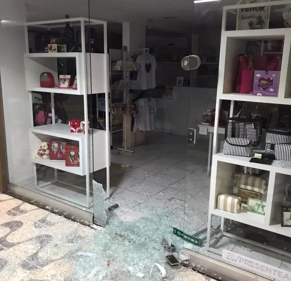 Assaltante arromba loja de presentes na Gruta, em Maceió, usando uma pedra