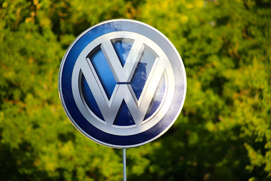 PODCAST IVAN MAURÍCIO - 28-6-2023 - VOLKSWAGEN PARALISA PRODUÇÃO DE VEÍCULOS EM 3 FÁBRICAS APESAR DOS DESCONTOS PATROCINADOS PELO GOVERNO PARA ESTIMULAR O CONSUMO