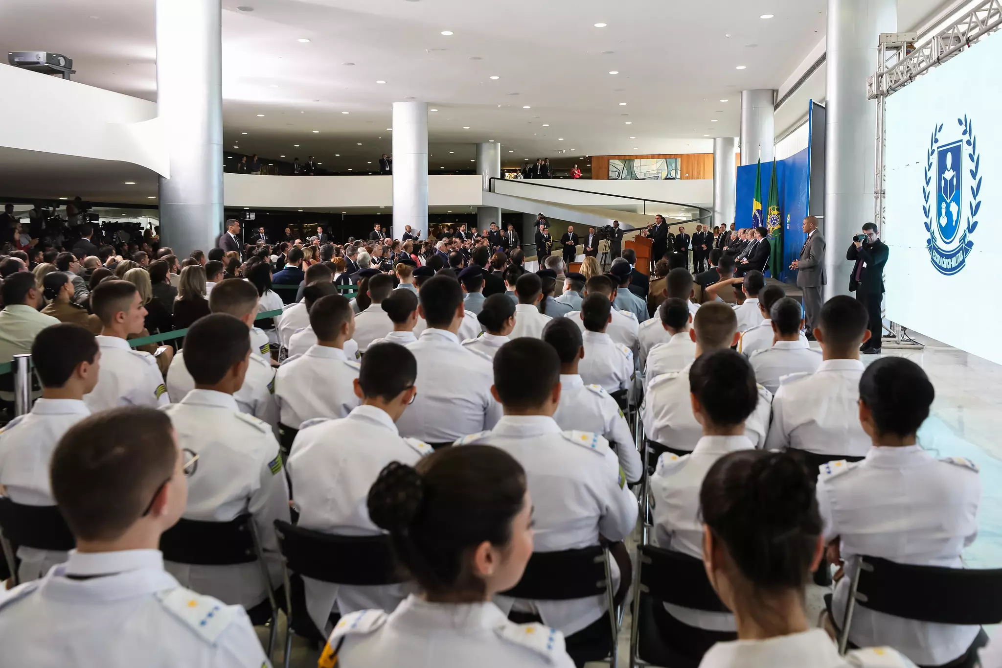 Estados ignoram decisão de Lula e mantêm escolas cívico-militares