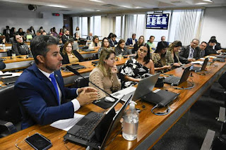 BRASIL: REPRESENTANTE DE PRESOS DO 8 DE JANEIRO EMOCIONA PARLAMENTARES AO DENUNCIAR ABUSOS
