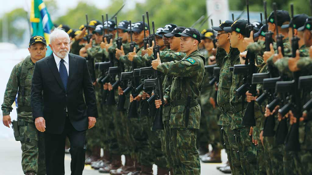 Após acabar com escolas, Lula busca impedir candidaturas de militares em 2024